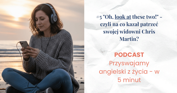 Kobieta siedząca na plaży w szarym swetrze ze słuchawkami na uszach. Słucha podcastu. Obok napis PODCAST Przyswajamy angielski z życia - w 5 minut